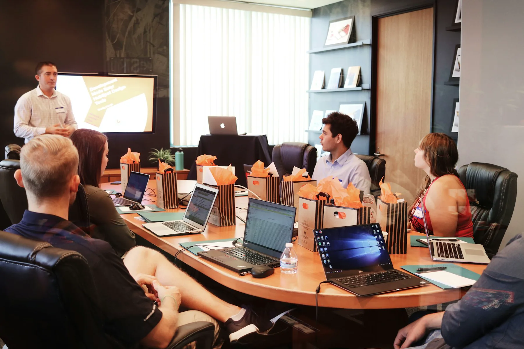 Senior practitioners in a working session