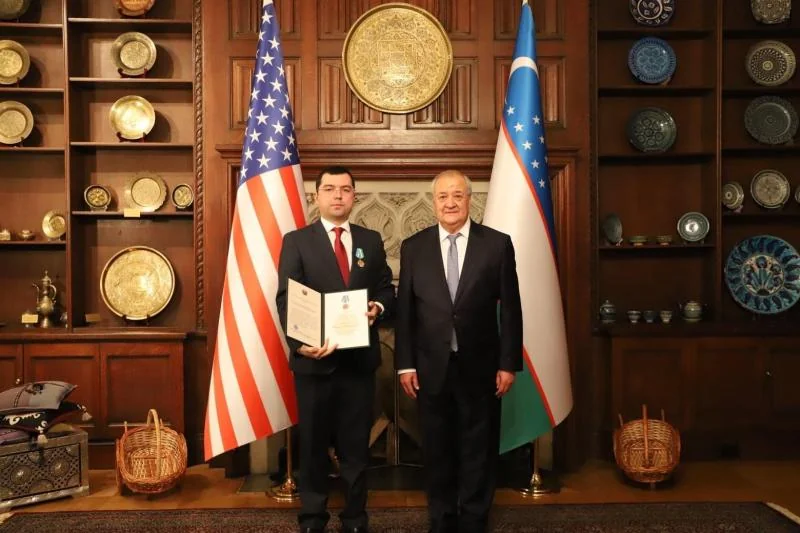 Saidakhmad Arislanov receiving the “Shuhrat” medal
